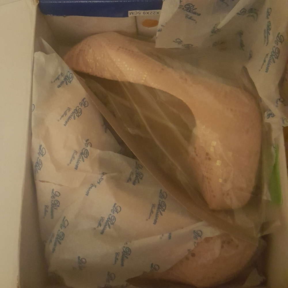 Shoes - Picture 6 of 7